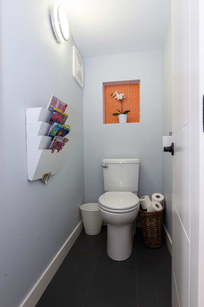Inspiration pour une salle de bain design avec un placard à porte plane, des portes de placard marrons, une baignoire posée, un combiné douche/baignoire, WC séparés, un carrelage blanc, un mur blanc, un sol noir, une cabine de douche avec un rideau, un plan de toilette blanc, des toilettes cachées, meuble double vasque, meuble-lavabo sur pied et un lavabo encastré.