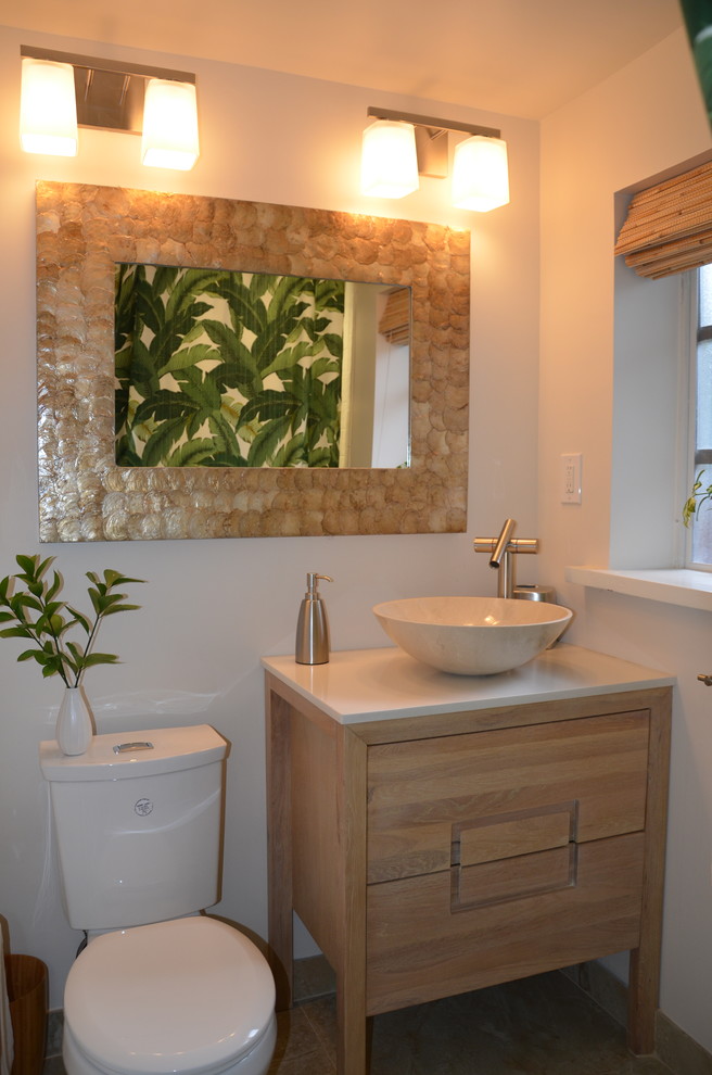 Exotisk inredning av ett litet badrum, med möbel-liknande, skåp i ljust trä, en dusch i en alkov, vit kakel, tunnelbanekakel, beige väggar, klinkergolv i porslin, ett fristående handfat och bänkskiva i kvarts