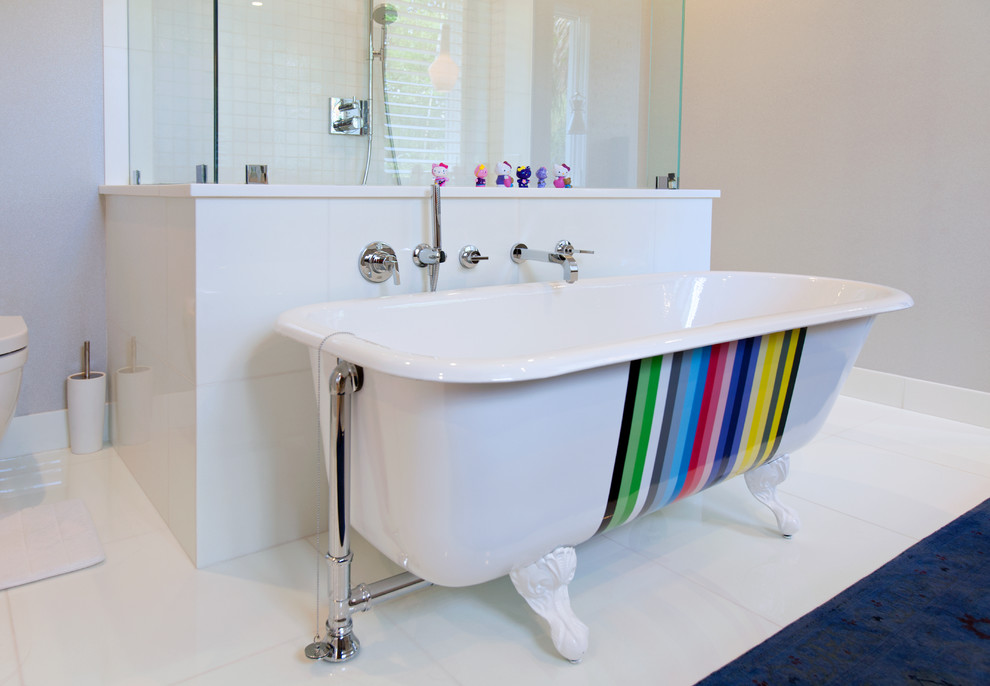 Foto de cuarto de baño actual con bañera con patas, baldosas y/o azulejos blancos y paredes grises