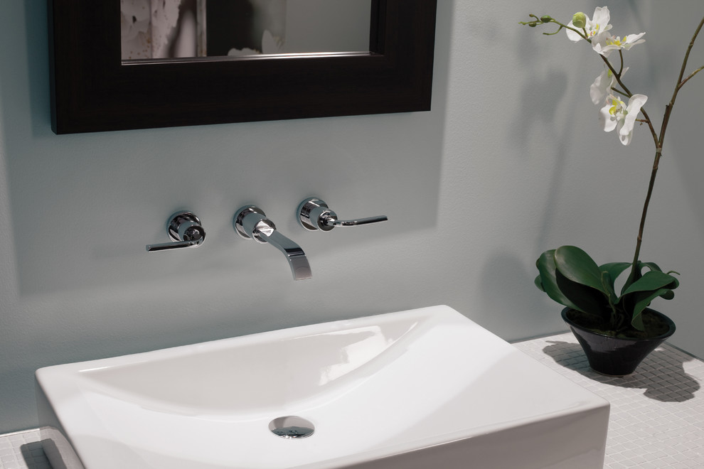 На фото: маленькая ванная комната в современном стиле с настольной раковиной, столешницей из плитки, белой плиткой, керамической плиткой, серыми стенами и душевой кабиной для на участке и в саду