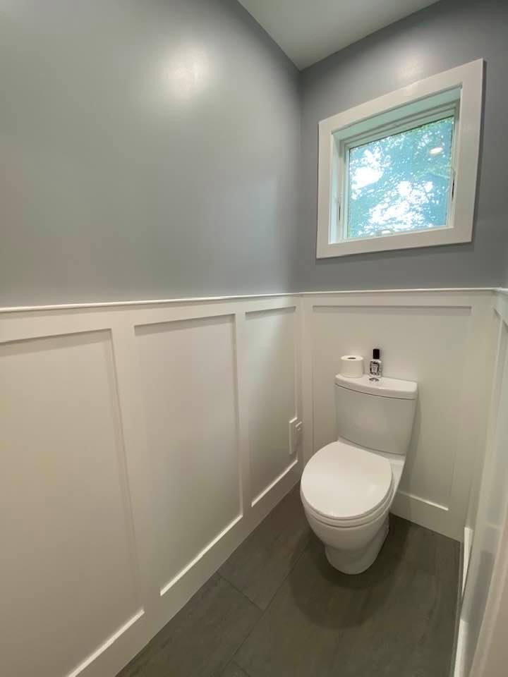 Cette image montre un WC et toilettes traditionnel de taille moyenne avec un placard à porte shaker, des portes de placard blanches, WC séparés, un carrelage blanc, des carreaux de céramique, un mur gris, un sol en carrelage de porcelaine, un lavabo encastré, un plan de toilette en quartz modifié, un sol gris, un plan de toilette blanc et meuble-lavabo sur pied.