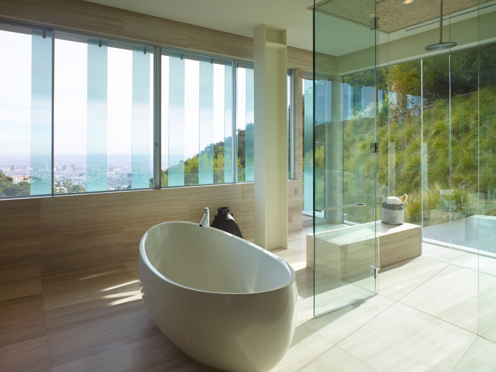 Idée de décoration pour une très grande salle de bain principale minimaliste avec une baignoire indépendante, une douche à l'italienne, un carrelage marron, du carrelage en marbre, un sol en marbre, un sol marron et une cabine de douche à porte battante.