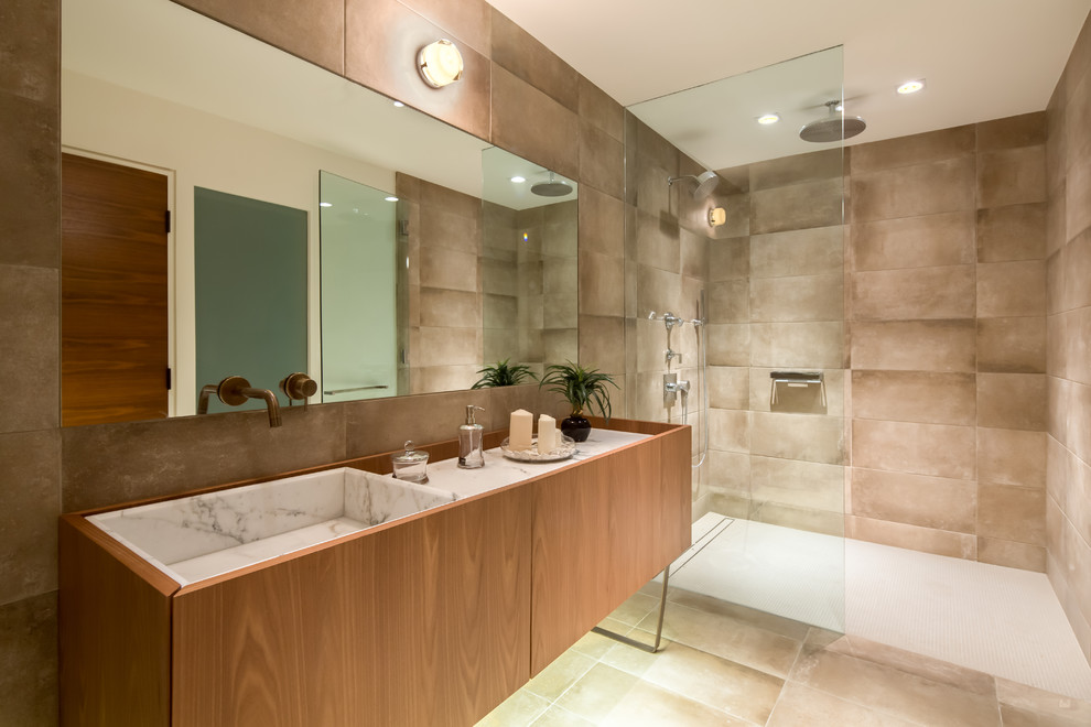 Idée de décoration pour une salle de bain design en bois brun avec un placard à porte plane, une douche à l'italienne, un carrelage marron, un mur marron, une vasque, un sol marron, aucune cabine et un plan de toilette blanc.