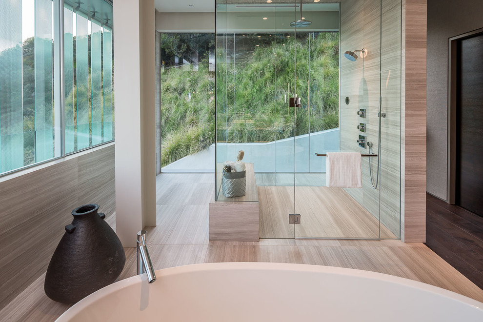 Aménagement d'une grande salle de bain principale moderne en bois brun avec un placard à porte plane, une baignoire indépendante, un espace douche bain, un mur beige, un sol en vinyl, une vasque et un plan de toilette en quartz modifié.
