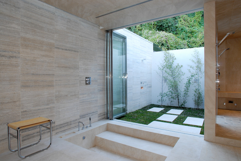 Cette image montre une salle de bain minimaliste avec un carrelage beige, une douche ouverte et aucune cabine.