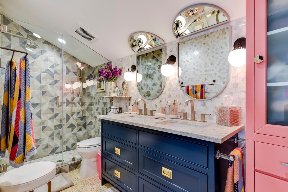 Идея дизайна: детская ванная комната в стиле фьюжн с синими фасадами, душем в нише, разноцветной плиткой, разноцветными стенами, врезной раковиной, душем с распашными дверями, разноцветной столешницей, зеркалом с подсветкой и фасадами с декоративным кантом