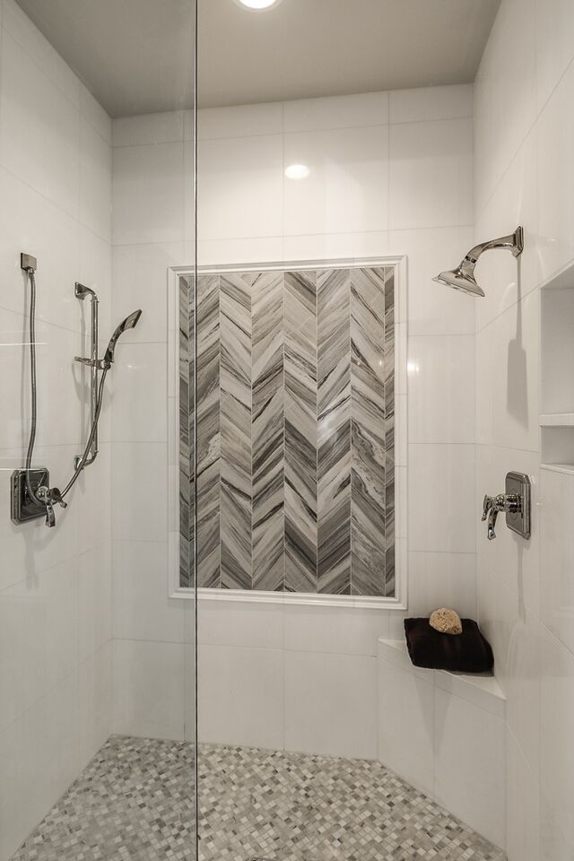 Ispirazione per una grande stanza da bagno padronale design con vasca freestanding, doccia ad angolo e piastrelle grigie