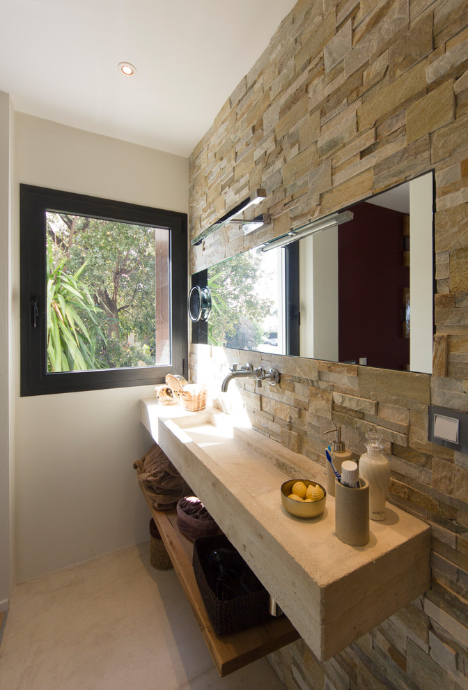 Imagen de cuarto de baño actual pequeño con armarios tipo vitrina, sanitario de dos piezas, paredes marrones, suelo de cemento, aseo y ducha y lavabo integrado