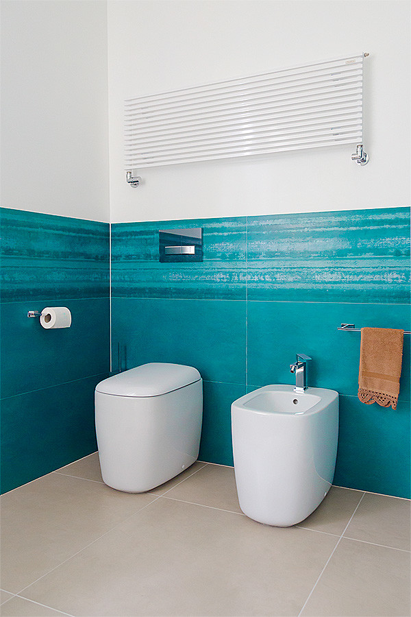 Idee per una grande stanza da bagno con doccia design con pareti bianche