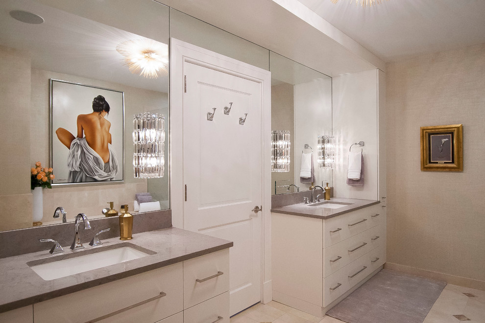 Foto di una stanza da bagno padronale moderna con ante bianche, pareti beige, lavabo sottopiano e top in marmo