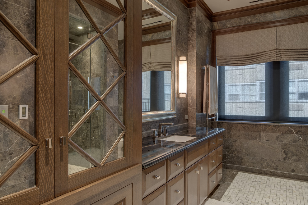 Foto på ett stort vintage en-suite badrum, med vita skåp, en öppen dusch, grå kakel, ett undermonterad handfat, luckor med upphöjd panel, marmorbänkskiva, stenkakel, grå väggar och marmorgolv