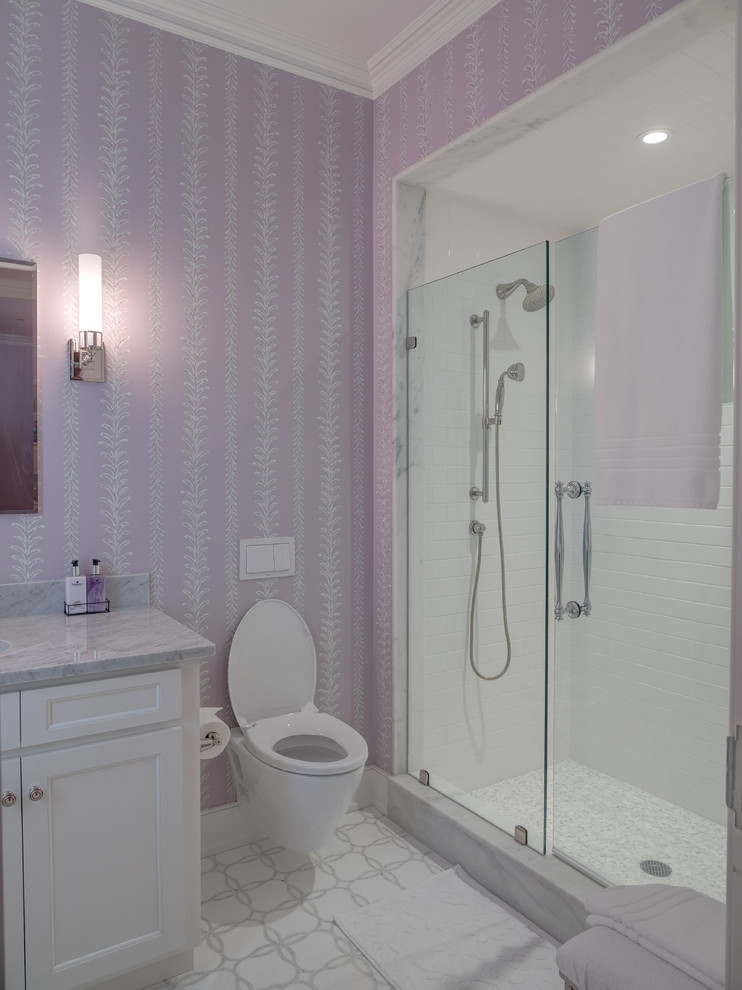 На фото: ванная комната в классическом стиле с белыми фасадами, душем в нише, серой плиткой, фасадами с утопленной филенкой, инсталляцией и фиолетовыми стенами