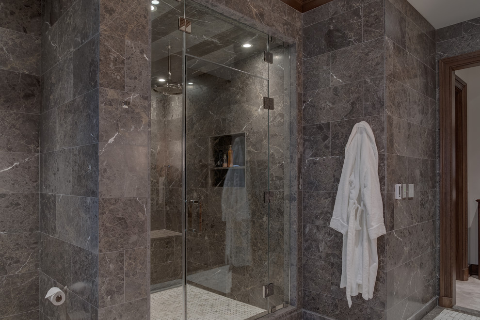 Imagen de cuarto de baño principal tradicional grande con ducha abierta, baldosas y/o azulejos grises, lavabo bajoencimera, baldosas y/o azulejos de piedra y suelo de mármol