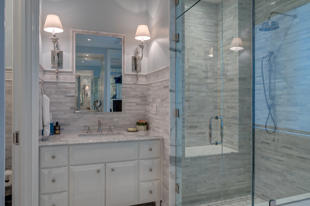 На фото: большая главная ванная комната в классическом стиле с белыми фасадами, открытым душем, серой плиткой, врезной раковиной, фасадами с выступающей филенкой, мраморной столешницей, синими стенами и мраморным полом с