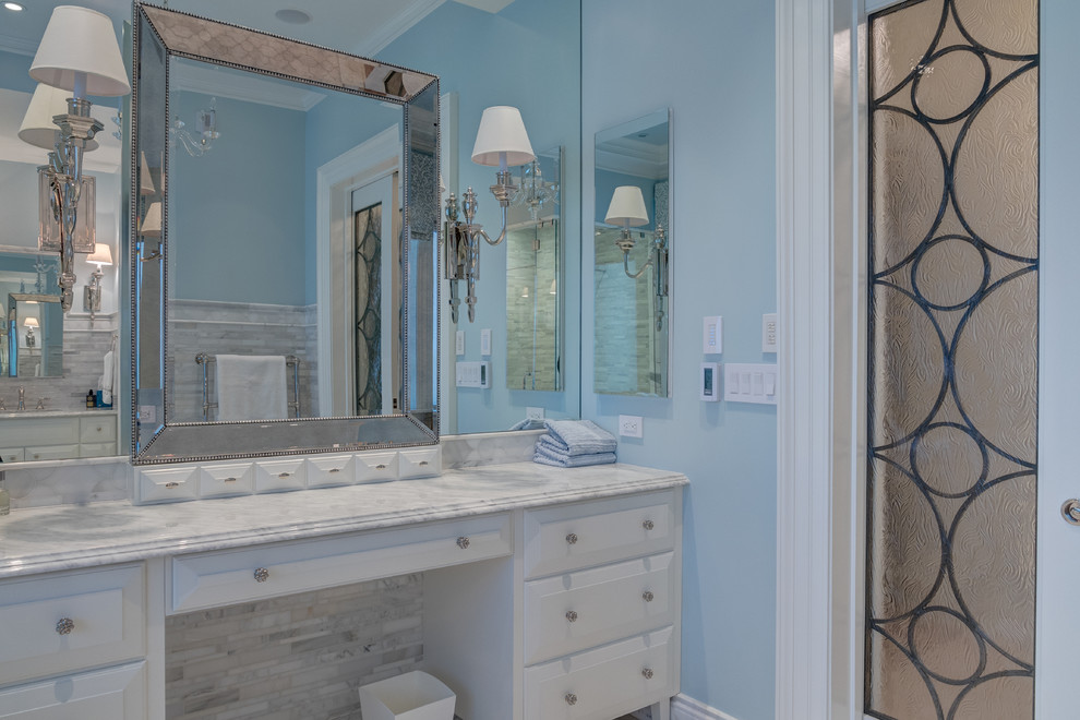 Пример оригинального дизайна: большая главная ванная комната в классическом стиле с белыми фасадами, открытым душем, серой плиткой, фасадами с выступающей филенкой, мраморной столешницей, синими стенами и мраморным полом