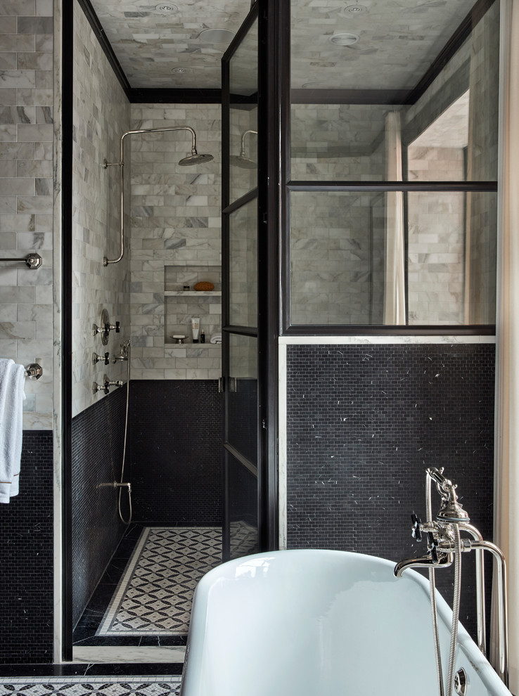 Inspiration för mellanstora klassiska en-suite badrum, med ett fristående badkar, en hörndusch, en toalettstol med separat cisternkåpa, grå kakel, tunnelbanekakel, grå väggar och mosaikgolv