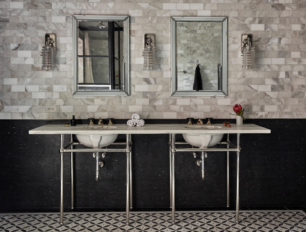 Klassisk inredning av ett mellanstort en-suite badrum, med en hörndusch, grå kakel, vit kakel, tunnelbanekakel, ett konsol handfat, ett fristående badkar, en toalettstol med separat cisternkåpa, grå väggar, mosaikgolv och marmorbänkskiva