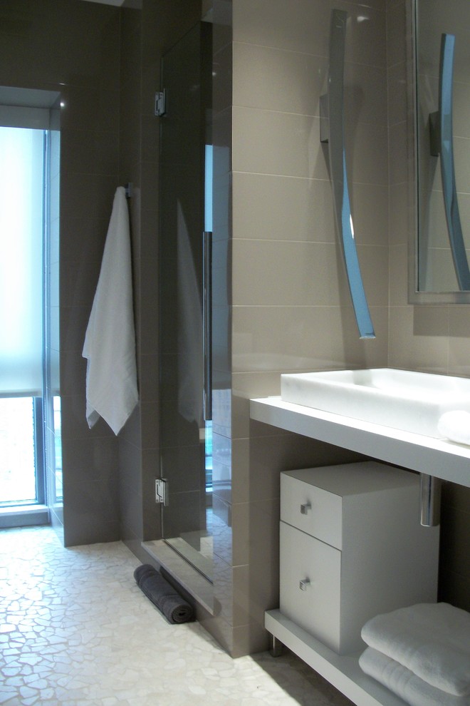 Стильный дизайн: ванная комната среднего размера в современном стиле с настольной раковиной, плоскими фасадами, белыми фасадами, душем в нише, бежевой плиткой, стеклянной плиткой, бежевыми стенами и полом из известняка - последний тренд