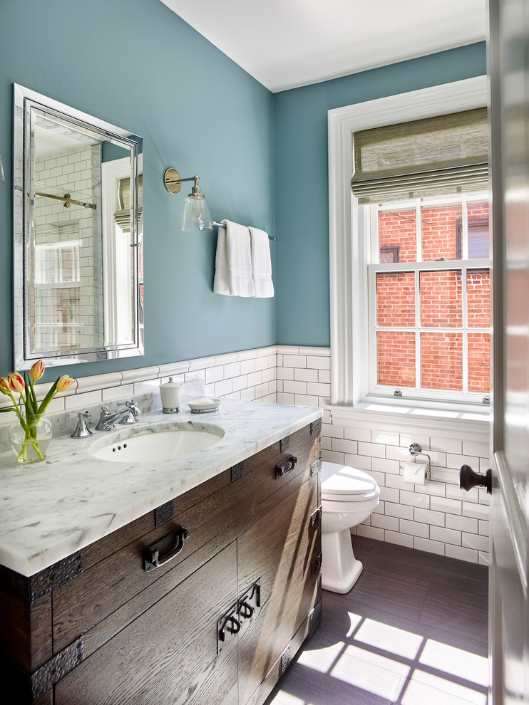 Идея дизайна: ванная комната в стиле неоклассика (современная классика) с темными деревянными фасадами, синими стенами, душевой кабиной, врезной раковиной, коричневым полом, белой столешницей и плоскими фасадами