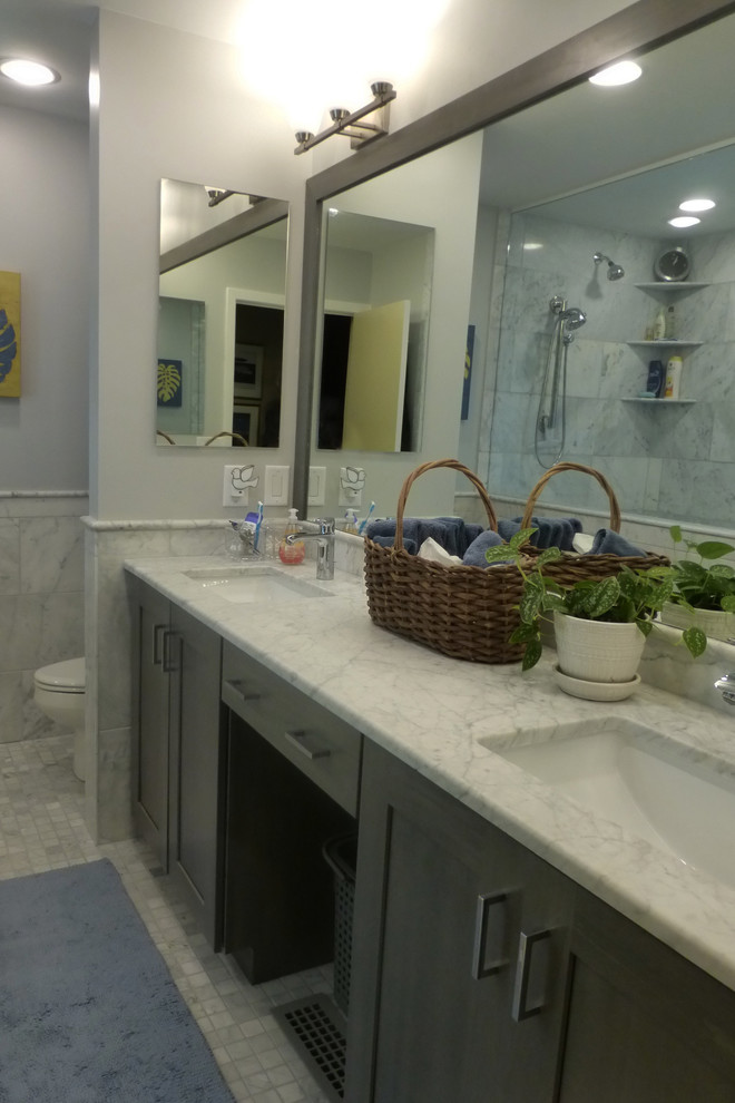 На фото: главная ванная комната среднего размера в стиле ретро с фасадами с утопленной филенкой, серыми фасадами, открытым душем, унитазом-моноблоком, белой плиткой, каменной плиткой, серыми стенами, полом из мозаичной плитки, врезной раковиной, мраморной столешницей, белым полом и открытым душем с
