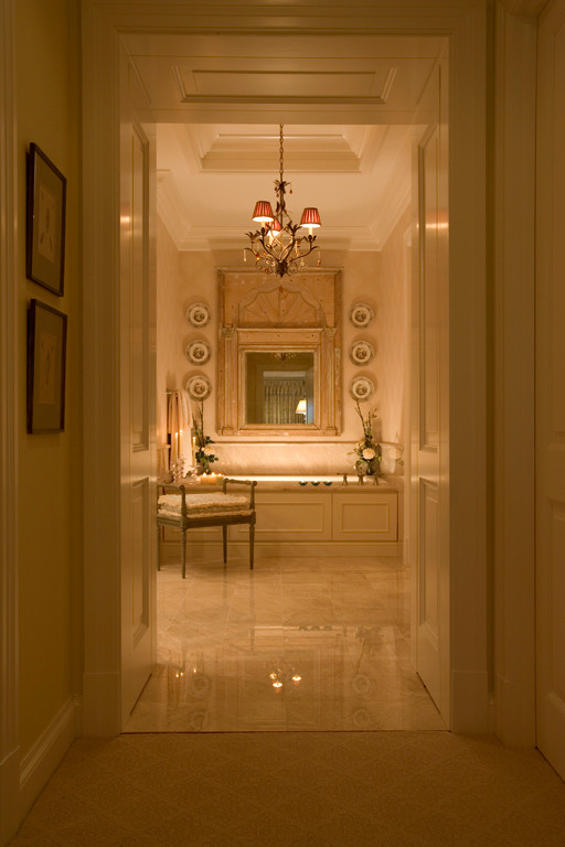 Idées déco pour une grande salle de bain principale classique avec un lavabo encastré, un placard avec porte à panneau surélevé, des portes de placard blanches, un plan de toilette en marbre, une baignoire posée, une douche à l'italienne, WC séparés, un carrelage beige, des dalles de pierre, un mur beige et un sol en marbre.