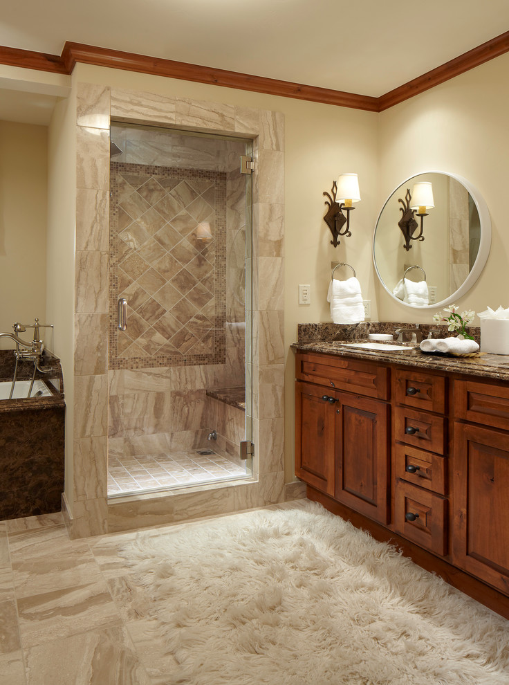 デンバーにあるラスティックスタイルのおしゃれな浴室 (レイズドパネル扉のキャビネット、中間色木目調キャビネット、アルコーブ型シャワー、ベージュの壁) の写真