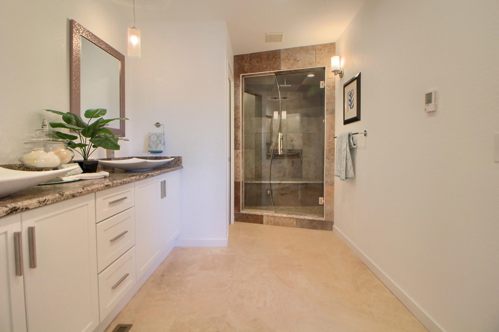 Idéer för ett mellanstort modernt en-suite badrum, med skåp i shakerstil, vita skåp, våtrum, vita väggar, ett fristående handfat, granitbänkskiva och dusch med gångjärnsdörr