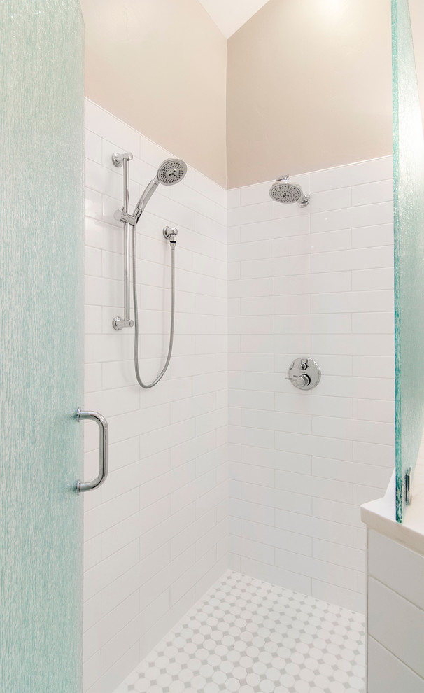 Foto på ett litet vintage en-suite badrum, med ett undermonterad handfat, luckor med upphöjd panel, vita skåp, marmorbänkskiva, en dusch i en alkov, en toalettstol med hel cisternkåpa, grå kakel, keramikplattor, grå väggar och klinkergolv i keramik