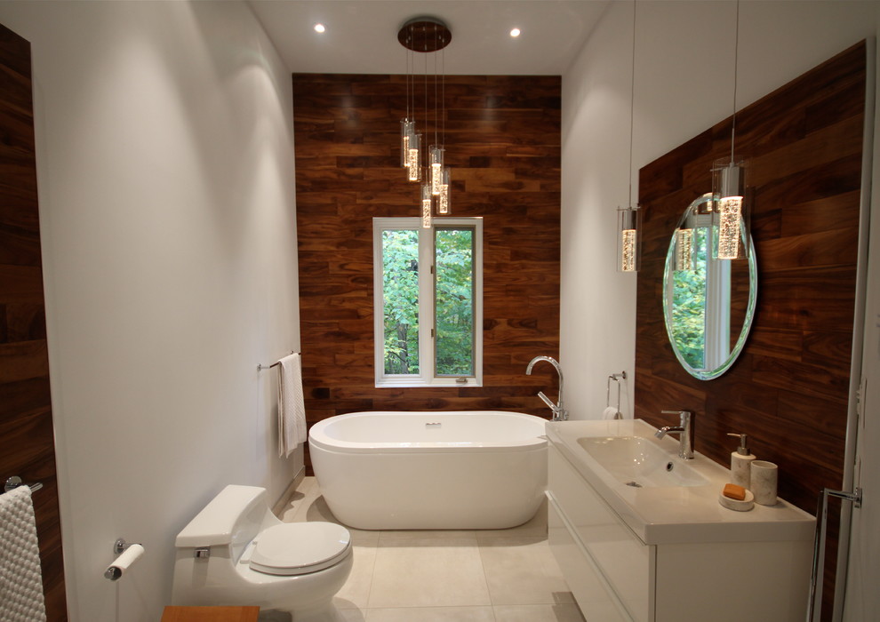 Idéer för att renovera ett funkis en-suite badrum, med släta luckor, vita skåp, ett fristående badkar, beige kakel, porslinskakel, vita väggar och klinkergolv i keramik