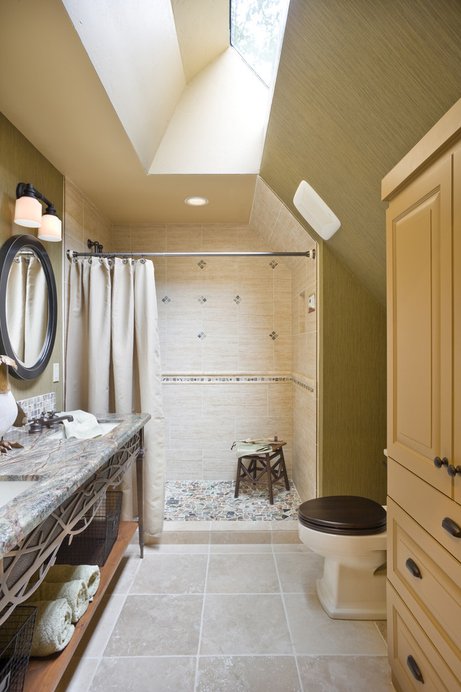 Foto de cuarto de baño tradicional con lavabo bajoencimera, ducha empotrada, baldosas y/o azulejos beige y armarios abiertos