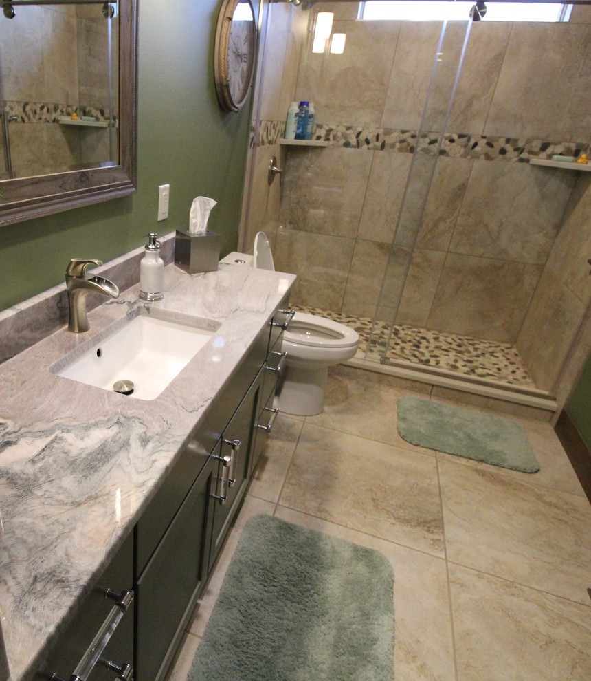 Klassisk inredning av ett flerfärgad flerfärgat badrum, med skåp i shakerstil, gröna skåp, gröna väggar, ett undermonterad handfat, bänkskiva i kvartsit och dusch med skjutdörr