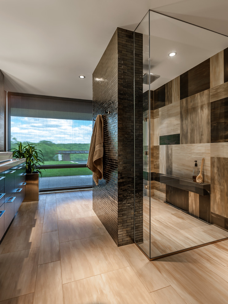 Immagine di una stanza da bagno contemporanea con piastrelle marroni