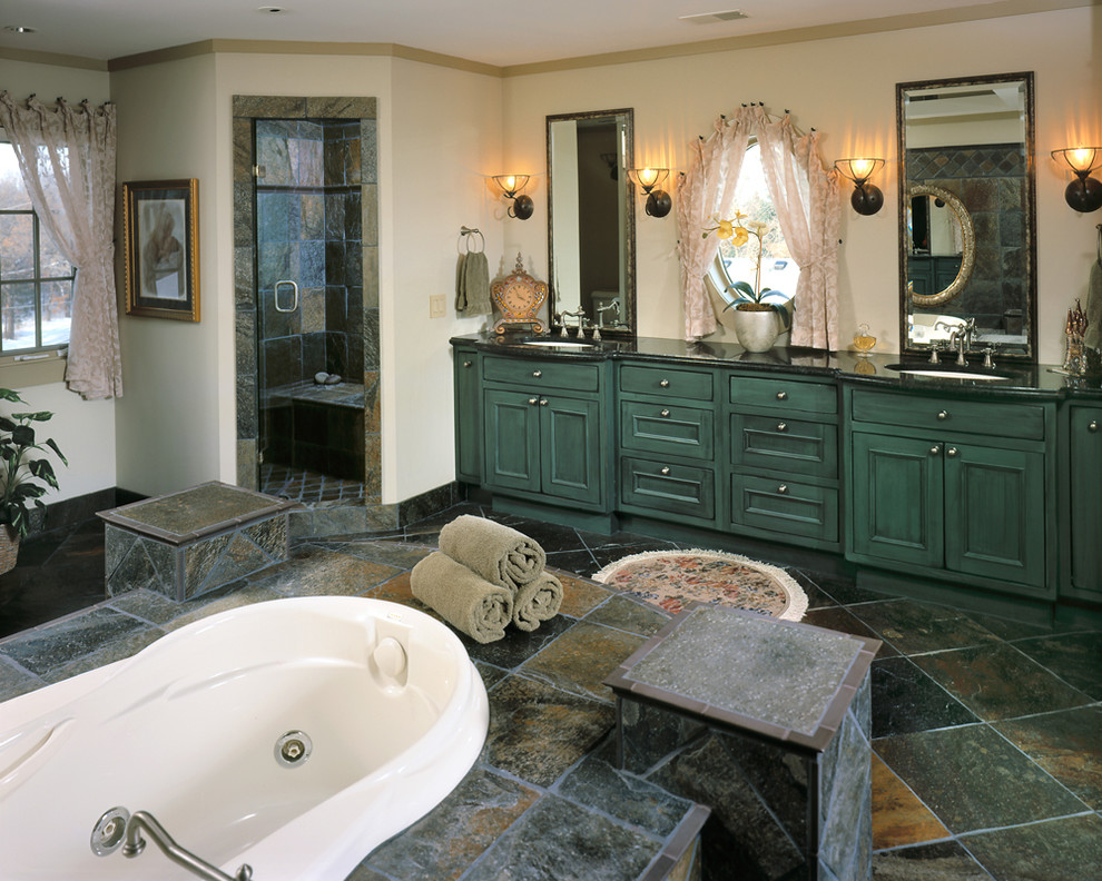 Пример оригинального дизайна: главная ванная комната в классическом стиле с врезной раковиной, фасадами с утопленной филенкой, зелеными фасадами, гидромассажной ванной, угловым душем и полом из керамической плитки