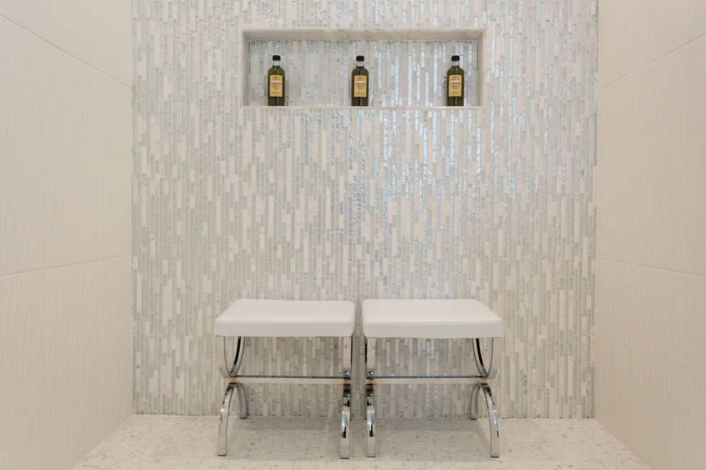 Foto de cuarto de baño minimalista con ducha abierta, baldosas y/o azulejos multicolor, baldosas y/o azulejos de vidrio y suelo con mosaicos de baldosas