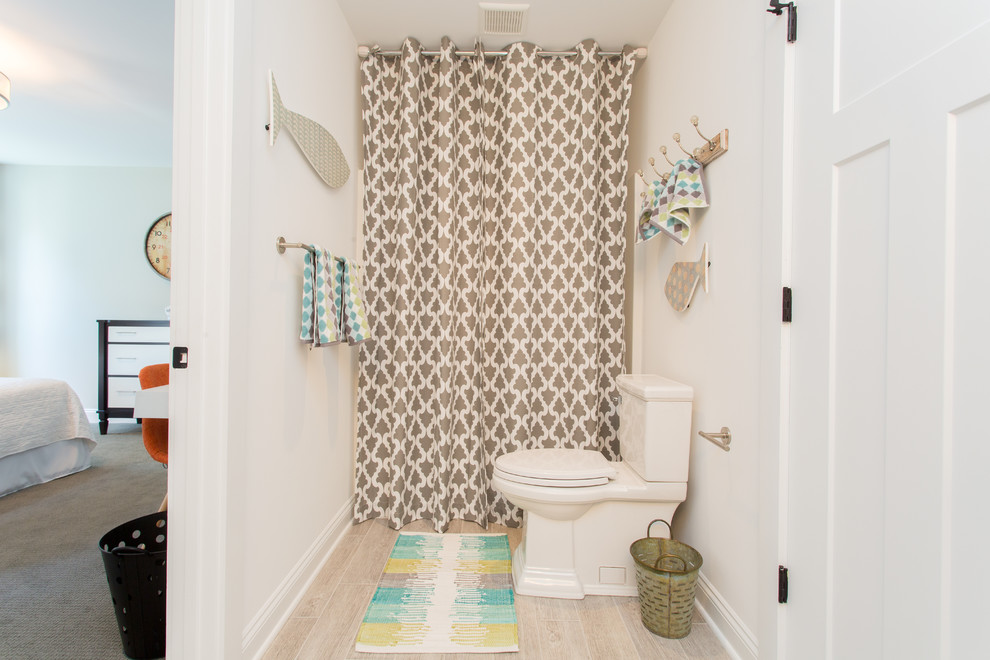 Diseño de cuarto de baño de estilo de casa de campo con puertas de armario blancas, combinación de ducha y bañera, baldosas y/o azulejos grises, baldosas y/o azulejos de porcelana, paredes blancas y suelo de baldosas de porcelana