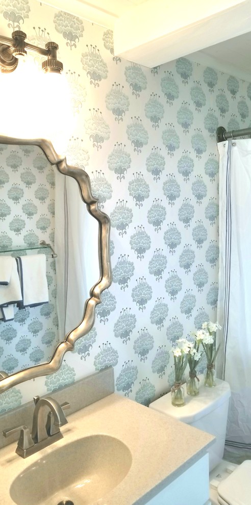 Klassisk inredning av ett litet en-suite badrum, med vita väggar