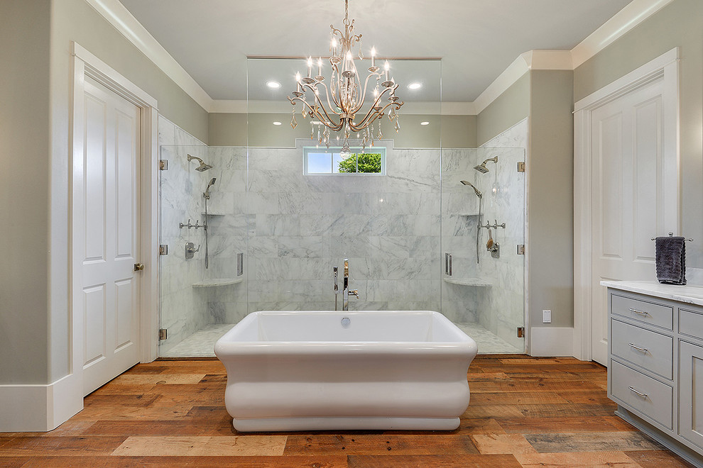 Пример оригинального дизайна: большая главная ванная комната в стиле неоклассика (современная классика) с серыми фасадами, отдельно стоящей ванной, двойным душем, паркетным полом среднего тона, фасадами в стиле шейкер и душем с распашными дверями