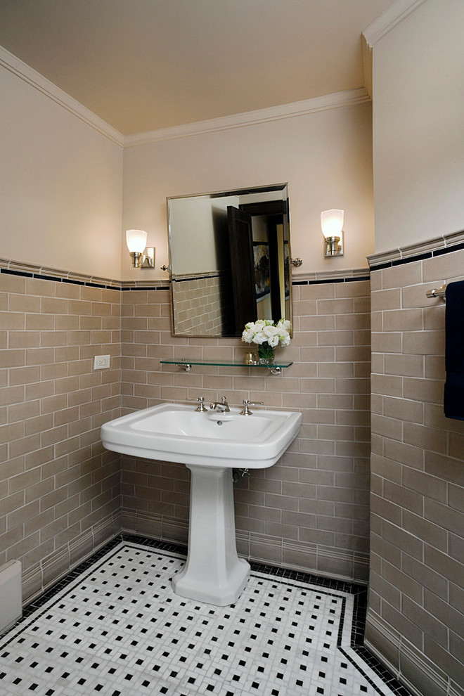 Idee per una stanza da bagno tradizionale con lavabo a colonna, piastrelle grigie e piastrelle diamantate