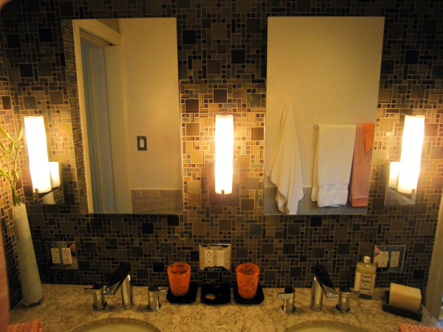 Aménagement d'une salle de bain contemporaine en bois foncé de taille moyenne avec mosaïque, un carrelage multicolore, un lavabo encastré, un plan de toilette en quartz modifié, un placard à porte plane, un mur marron, un sol en carrelage de porcelaine, un sol marron et une cabine de douche à porte battante.