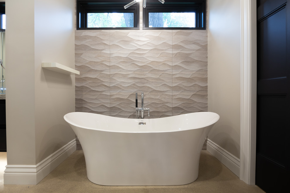 Aménagement d'une grande salle de bain principale classique avec une baignoire indépendante, WC à poser, un carrelage blanc, un mur beige, sol en béton ciré et un sol gris.