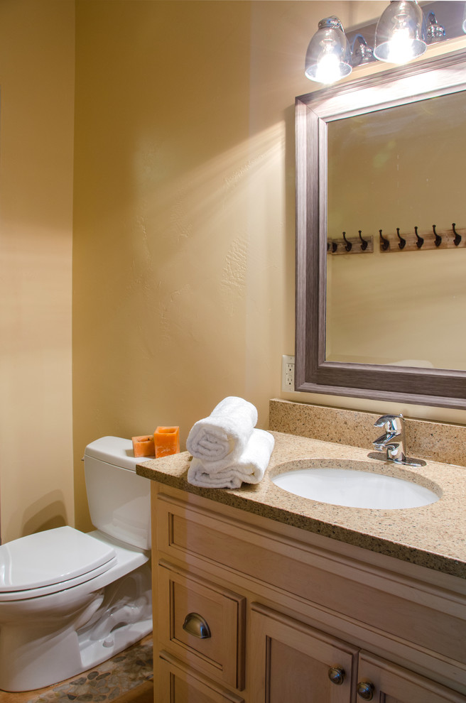 Idée de décoration pour une petite salle de bain chalet en bois clair avec un lavabo encastré, un placard à porte shaker, un plan de toilette en quartz, WC séparés, un carrelage orange, des carreaux de porcelaine, un mur beige et un sol en carrelage de porcelaine.