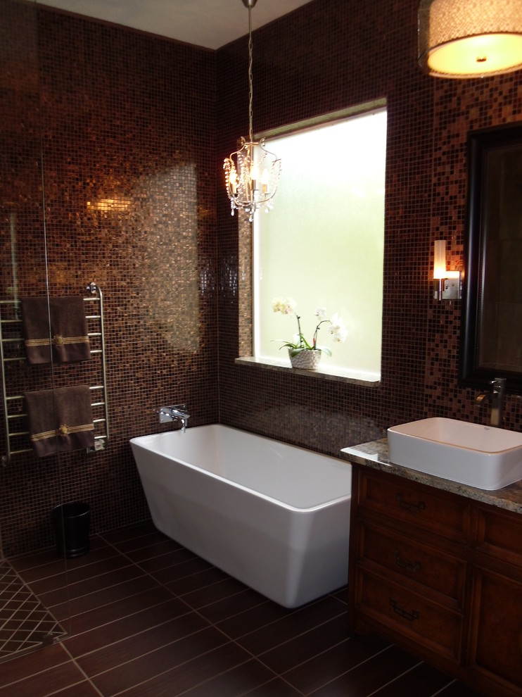 Inspiration för mellanstora en-suite badrum, med ett fristående handfat, möbel-liknande, skåp i mellenmörkt trä, granitbänkskiva, ett fristående badkar, en öppen dusch, flerfärgad kakel, glaskakel, röda väggar och klinkergolv i porslin
