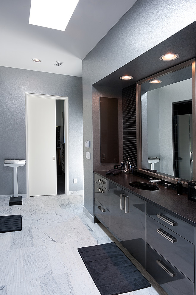 Foto de cuarto de baño contemporáneo con armarios con paneles lisos, puertas de armario negras y baldosas y/o azulejos blancos