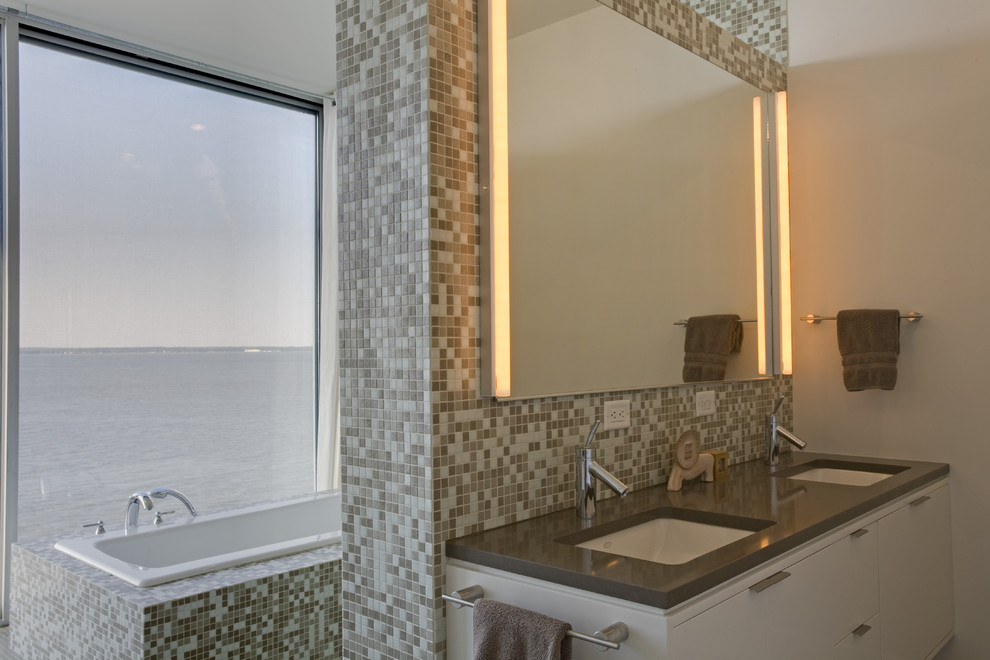 Ispirazione per una stanza da bagno moderna con piastrelle a mosaico