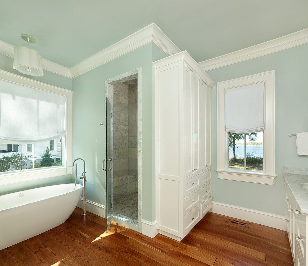 Ispirazione per una stanza da bagno costiera con lavabo sottopiano, ante in stile shaker, ante bianche, vasca freestanding, doccia alcova e piastrelle grigie