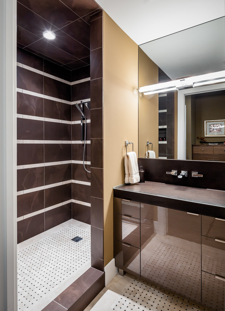 Modernes Badezimmer mit flächenbündigen Schrankfronten, braunen Schränken, Waschtisch aus Holz, offener Dusche, braunen Fliesen, Porzellanfliesen, beiger Wandfarbe und Marmorboden in Grand Rapids