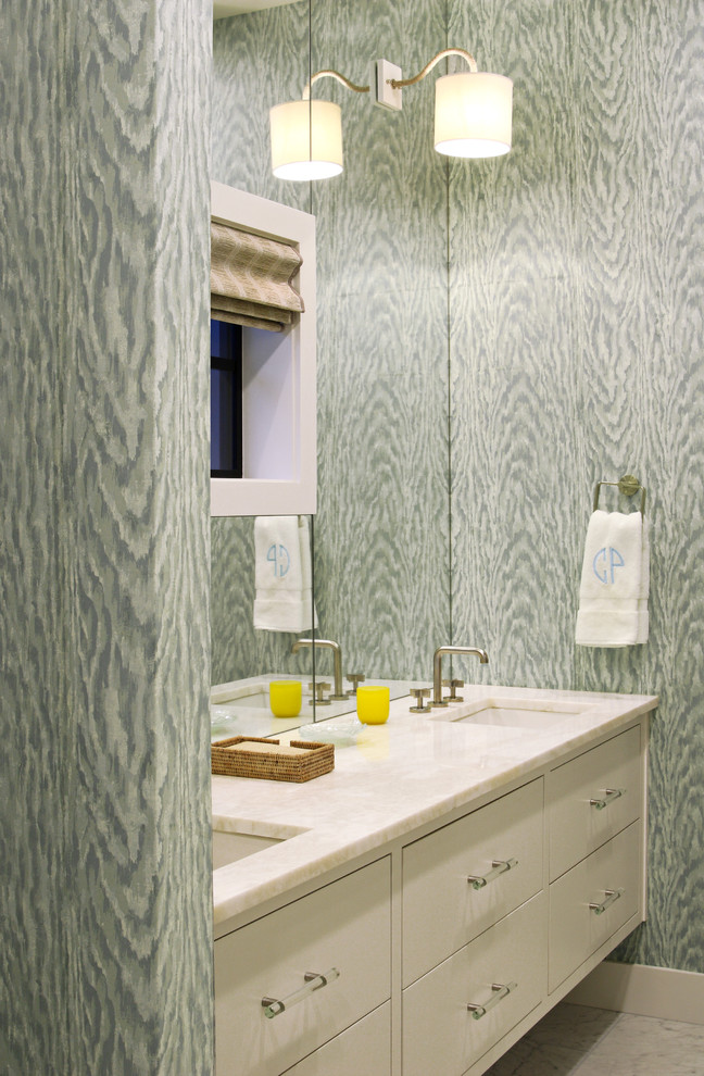 На фото: ванная комната в современном стиле с разноцветными стенами с