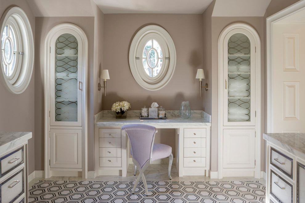 Idee per una grande stanza da bagno classica con ante di vetro, ante bianche, piastrelle bianche e top in marmo