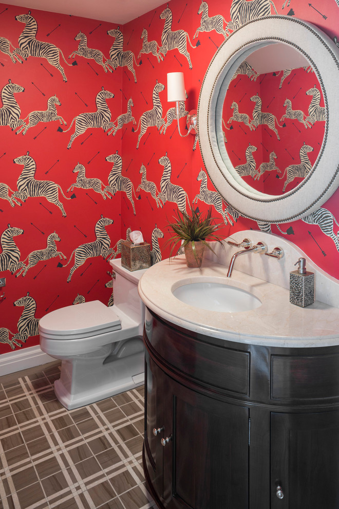 Esempio di una grande stanza da bagno chic con ante a filo, ante bianche, WC monopezzo, piastrelle bianche, pareti rosse, lavabo da incasso e top in marmo