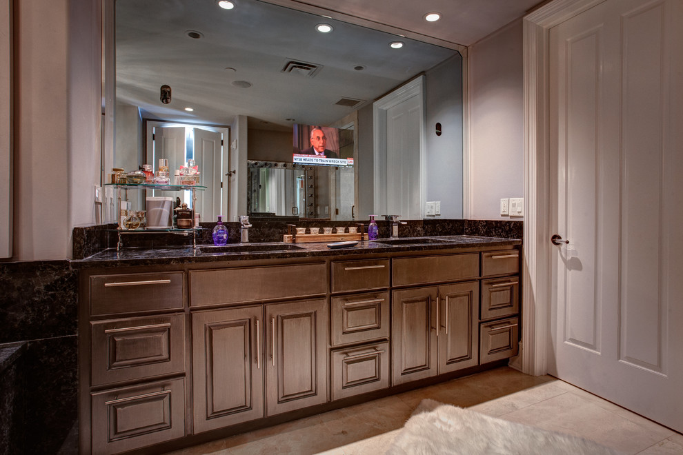 Diseño de cuarto de baño principal minimalista de tamaño medio con encimera de granito, baldosas y/o azulejos beige, paredes grises y suelo de mármol